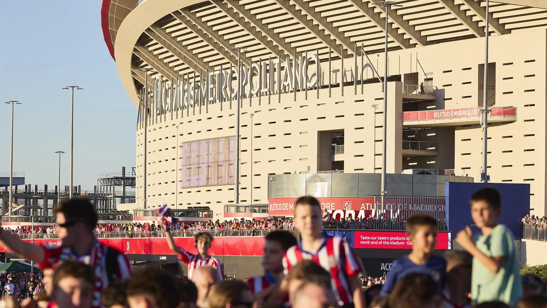 Fútbol.- La Fiscalía de Madrid abre diligencias por el lanzamiento de objetos en el Metropolitano durante el derbi