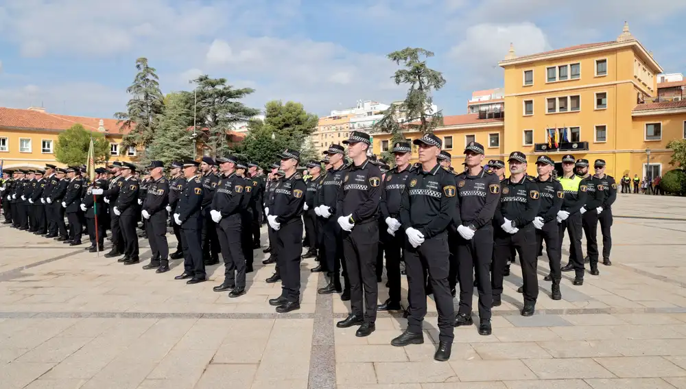 Agentes de la Policía Local forman en el patio de la Central de Policía