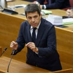 El president Mazón responde en el pleno de Les Corts a preguntas de los grupos parlamentarios