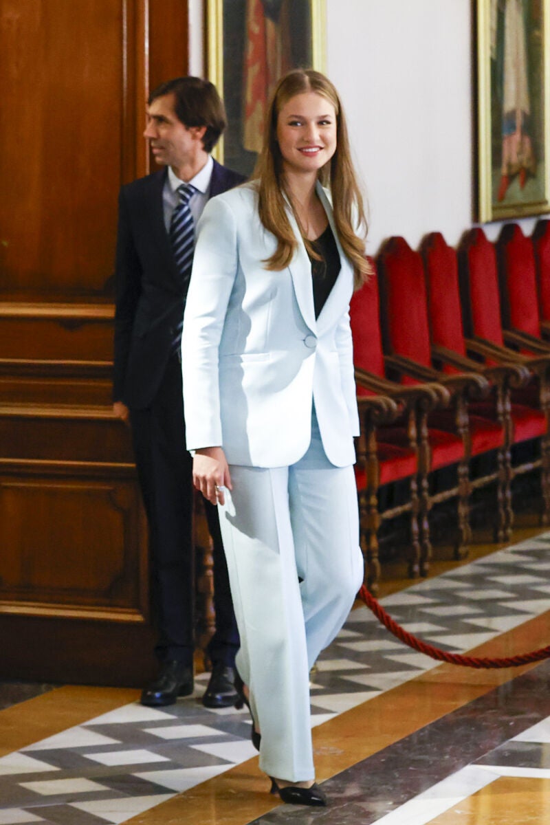 La Princesa Leonor con traje azul.