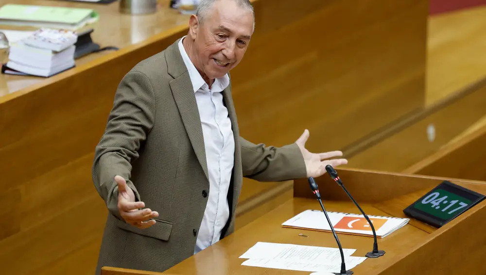 El president Mazón responde en el pleno de Les Corts a preguntas de los grupos parlamentarios