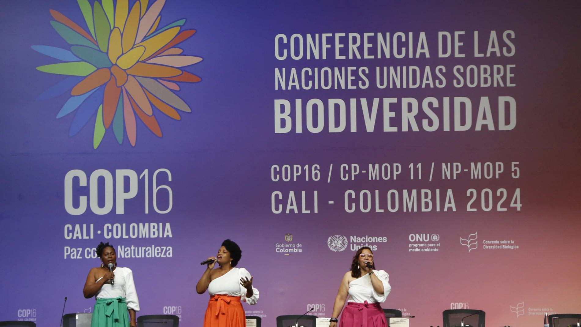 AME731. CALI (COLOMBIA), 24/10/2024.- Mujeres cantan en un conversatorio ONU sobre mujeres defensoras ambientales este jueves, durante la COP16 en Cali (Colombia). "La protección de la biodiversidad no puede hacerse sin las mujeres", fue la premisa defendida este jueves en la COP16, desde donde se hizo un llamado de protección a las defensoras y lideresas ambientales que debe incluirse en las negociaciones que se realizan en la cumbre de Naciones Unidas. EFE/ Ernesto Guzmán