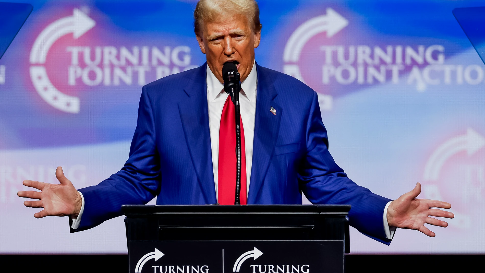 Duluth (United States), 23/10/2024.- Former US President and Republican presidential nominee Donald Trump speaks at the Turning Point PAC campaign rally at the Gas South Arena, in Duluth, Georgia, USA, 23 October 2024. Trump is running against Democratic US Vice President Kamala Harris. EFE/EPA/ERIK S. LESSER