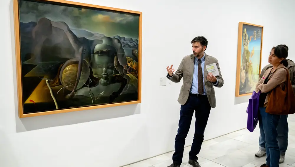 Guillermo Lahera ante "El enigma sin fin", de Salvador Dalí
