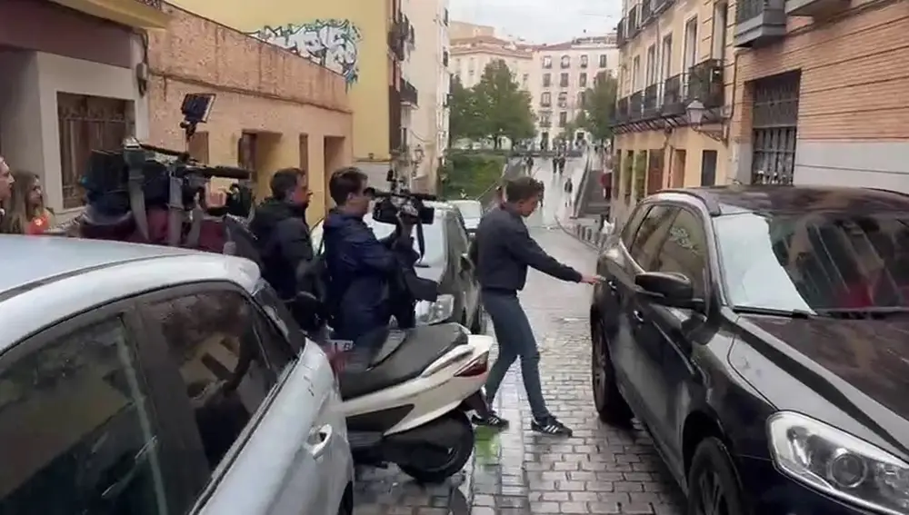 Primeras imágenes de Íñigo Errejón tras su dimisión ayer y el escándalo por las denuncias contra él por violencia machista