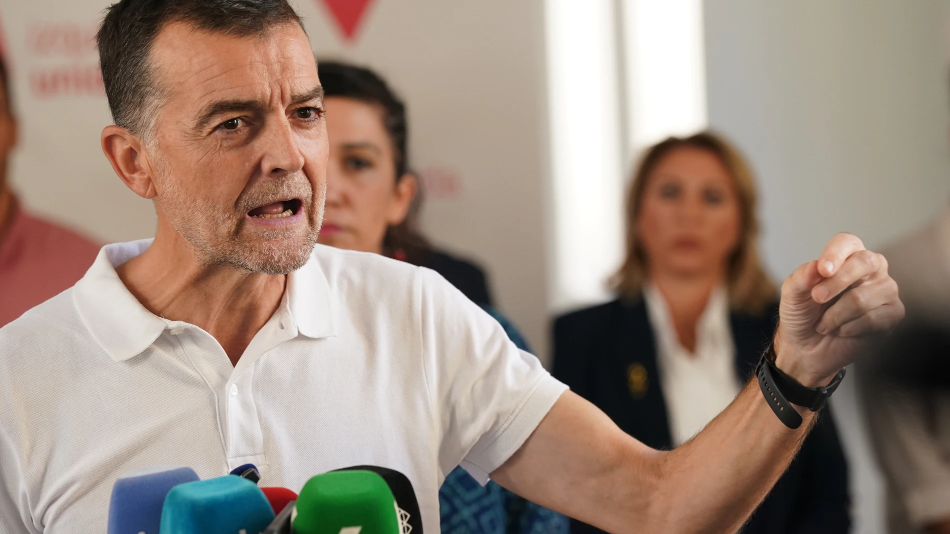 El coordinador federal de Izquierda Unida, Antonio Maíllo, este viernes en declaraciones a los medios en Málaga. ÁLEX ZEA/EUROPA PRESS 25/10/2024