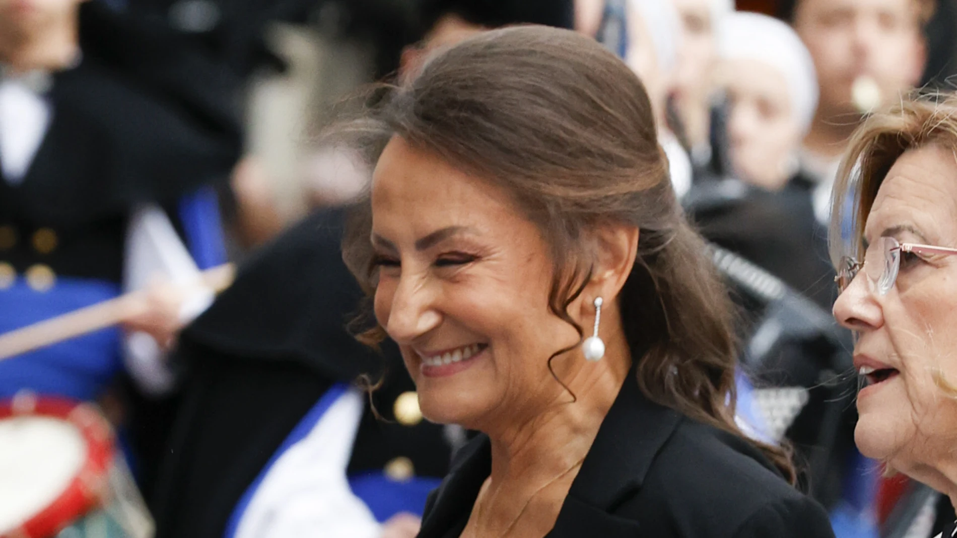 Paloma Rocasolano con vestido negro y pendientes de perla en los Premios Princesa de Asturias 2024