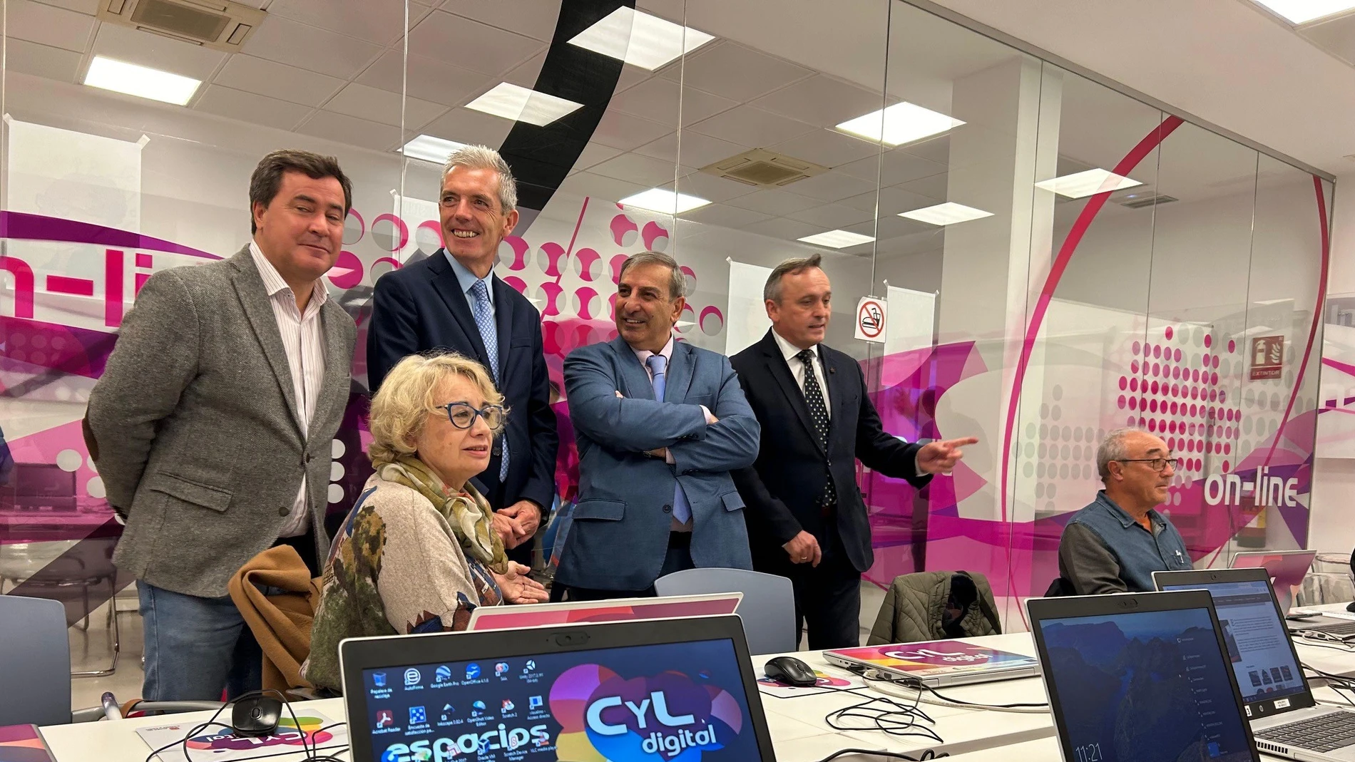 El consejero José Luis Sanz Merino visita el Espacio Cyl Digital de Ávila