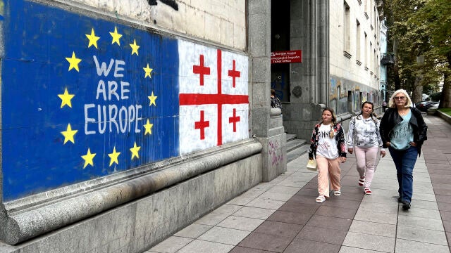 Las banderas de Georgia y la UE en una calle de la capital, Tiblisi