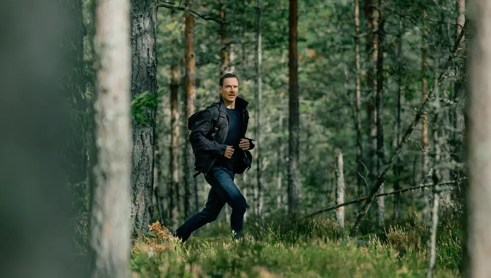 Michael Fassbender en una escena de "The Agency"