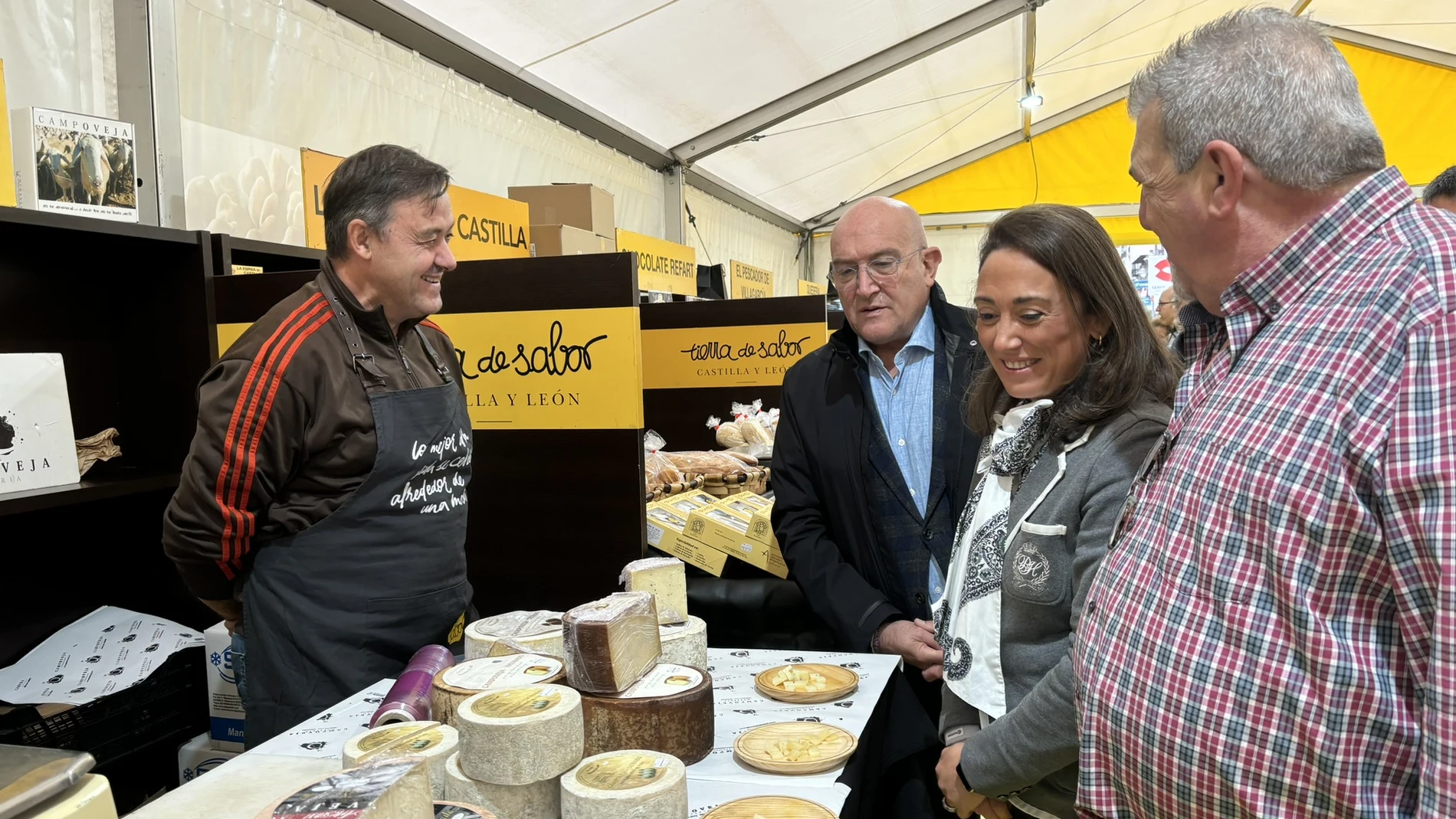 González Corral visita la muestra de productos artesanos de Tierra de Sabor en Valladolid junto a Jesús Julio Carnero