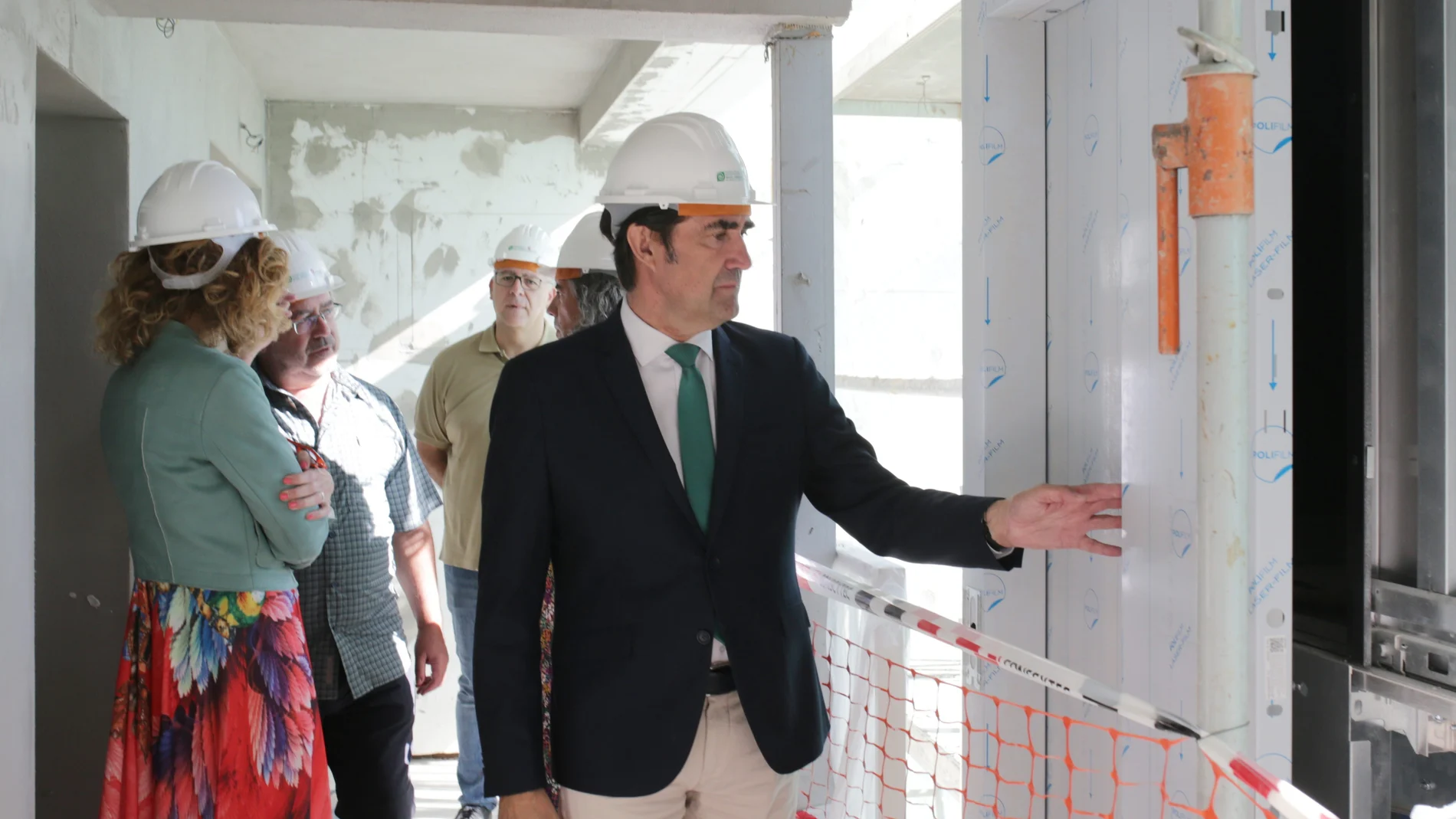 El consejero Juan Carlos Suárez-Quiñones visita las obras de reforma de una casa de camineros en Zamora