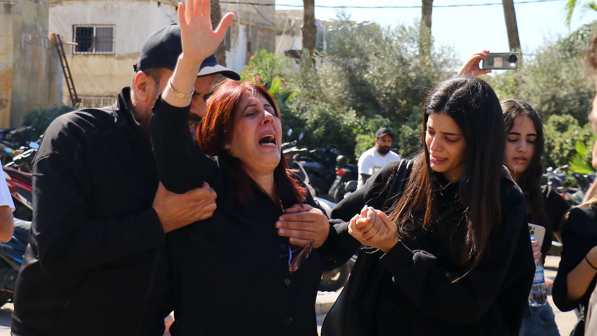 Beirut (Lebanon), 25/10/2024.- Relatives of three journalists killed in an Israeli raid in southern Lebanon react as they arrive at a hospital in Beirut, Lebanon, 25 October 2024. According to the Lebanese Health Ministry, at least three media members were killed and three others were injured on 25 October in an Israeli raid in Hasbaya, southern Lebanon. Broadcaster Al Mayadeen reported the death of their cameraman and broadcast engineer, while Al-Manar TV said that their cameraman was killed...