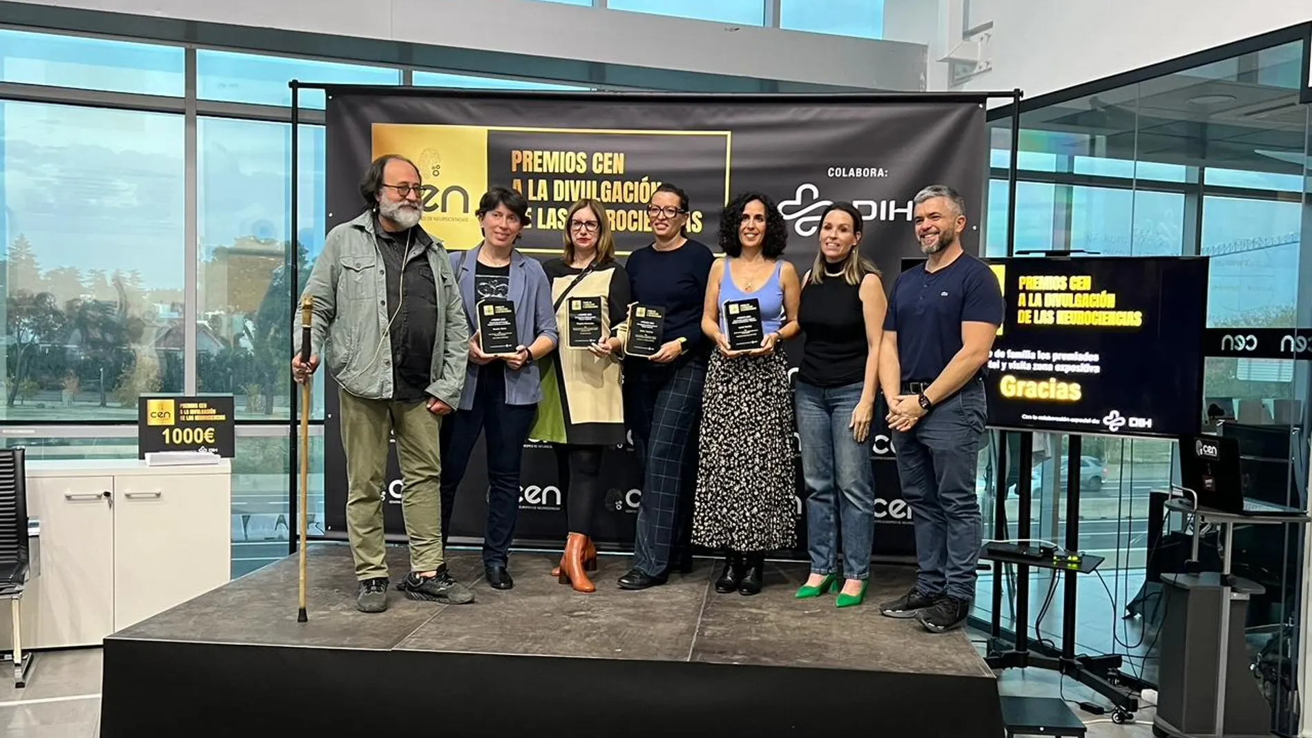 Foto de familia de las galardonadas con el premio CEN a la divulgación de las neurociencias junto a los fundadores de CEN y presentador de la gala, junto a los fundadores del Centro Europeo de Neurociencias y el periodista Luis Miguel Domínguez