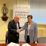 La rectora de la UCAV, M.ª del Rosario Sáez Yuguero; y el de la UNAD, Jaime Alberto Leal Afanador, suscriben el acuerdo de colaboración