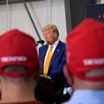 El candidato republicano Donald Trump se ha alineado siempre con los valores conservadores, apoyando políticas que favorecen el cristianismo tradicional, la religión mayoritaria en Estados Unidos