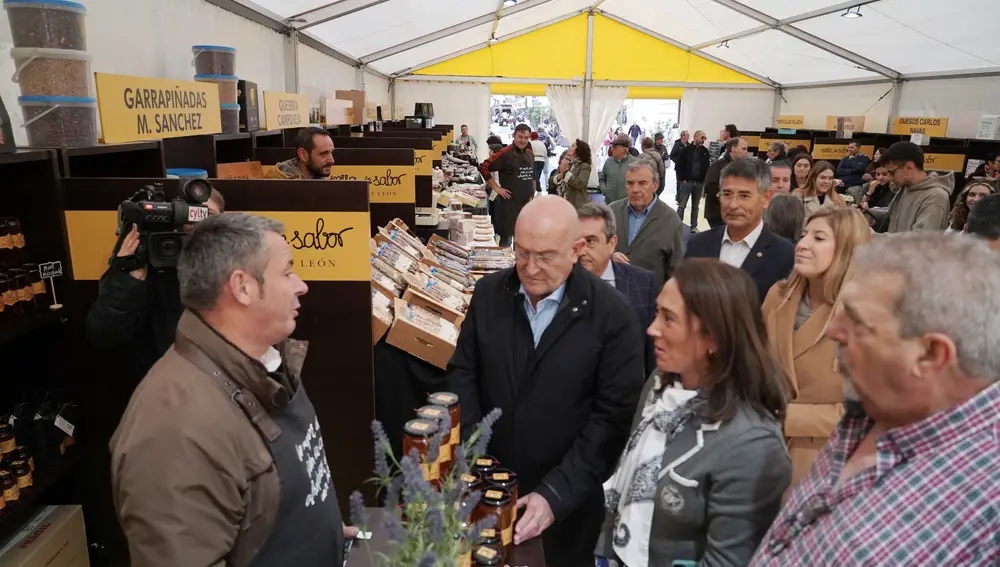 González Corral visita junto a Carnero la muestra sobre productos artesanos de Tierra de Sabor en el marco de la Seminci