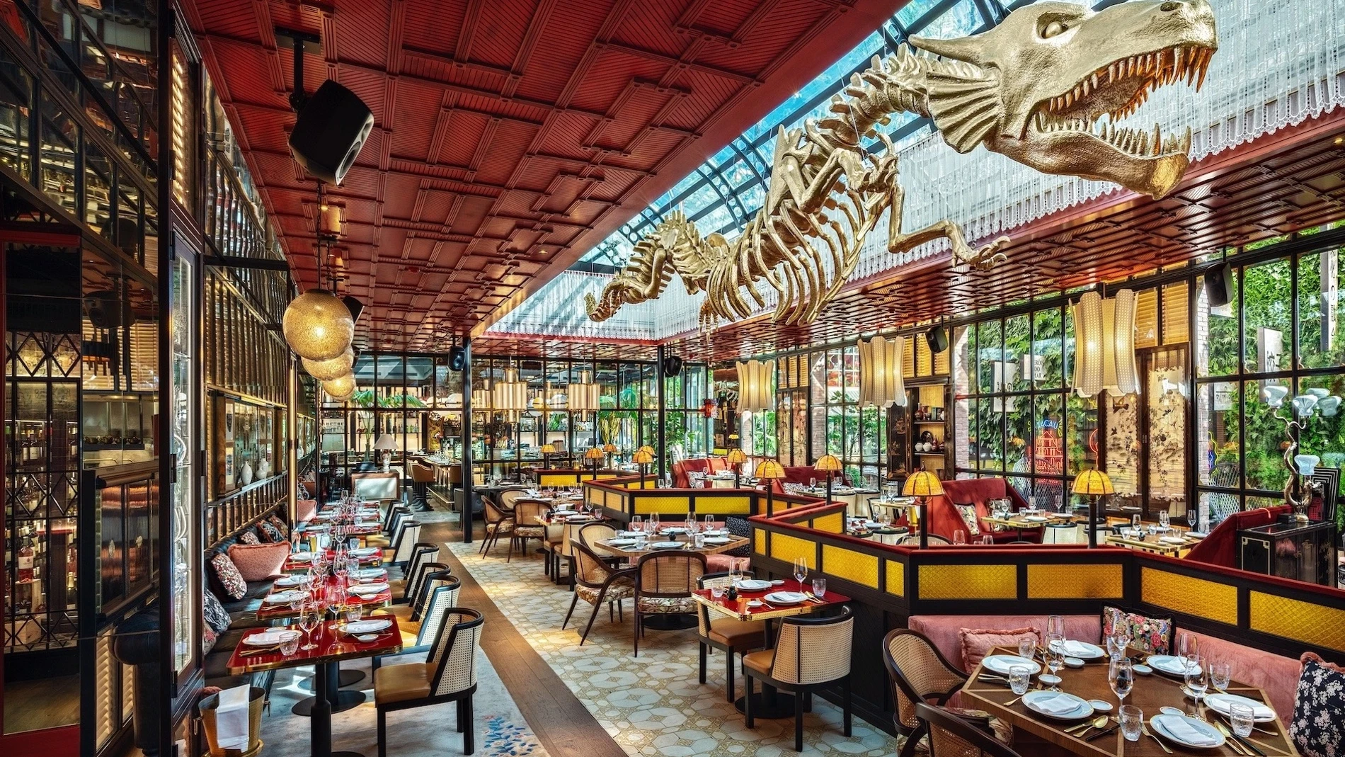 El esqueleto dorado de un gran dragón preside desde las alturas la zona principal del restaurante