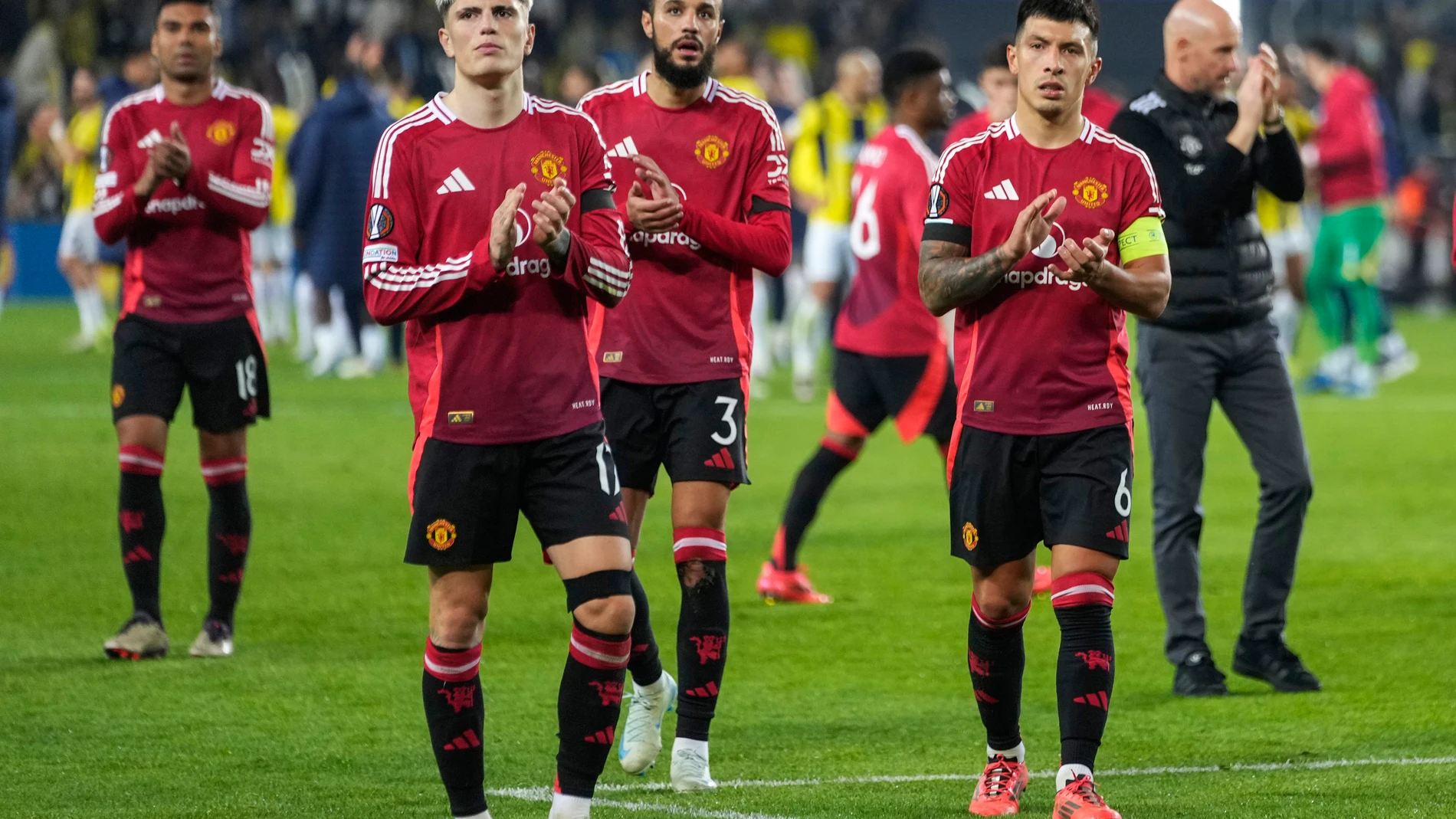 Manchester United's players applaud to supporters at the end of the Europa League opening phase soccer match between Fenerbahce and Manchester United at Sukru Saracoglu stadium, in Istanbul, Turkey, Thursday, Oct. 24, 2024. (AP Photo/Francisco Seco)