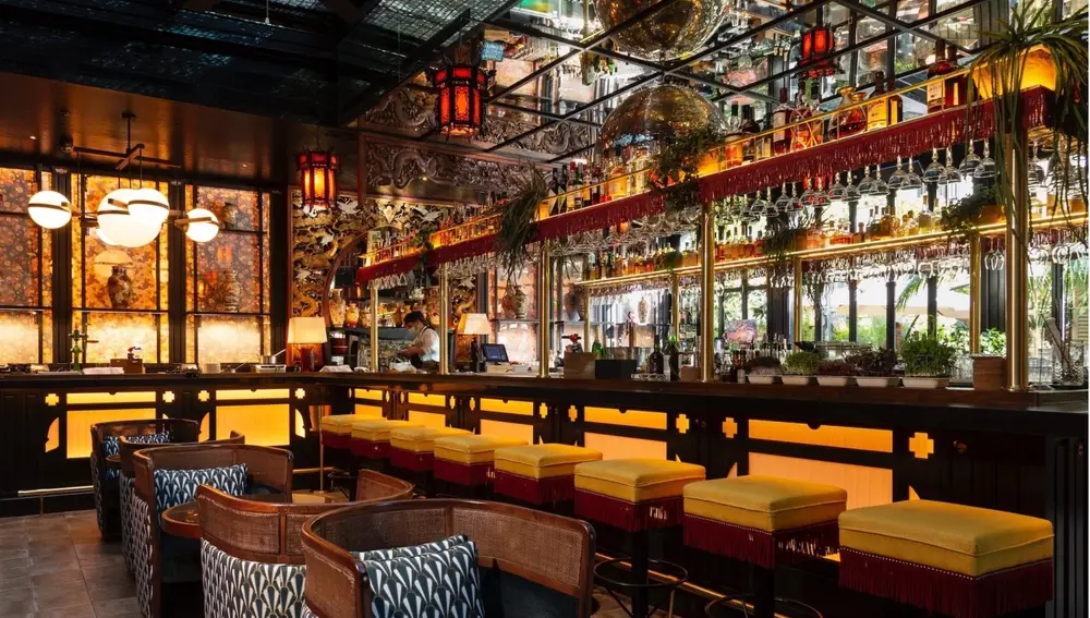 Imposible no dedicar un tiempo, antes de empezar a comer, a disfrutar de la decoración de este singular restaurante