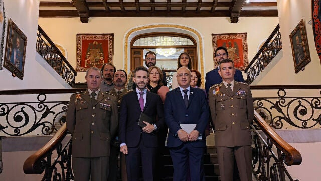 De izq. a dcha., en primera fila: El Suboficial Mayor de la Academia, Enrique Almaraz, el rector de la Universidad Europea Miguel de Cervantes, David García López, el subdelegado del Gobierno en Valladolid, Jacinto Canales de Caso, y el Coronel Director de la Academia de Caballería de Valladolid, Francisco Javier López Villar, junto a ponentes y participantes en la mesa redonda.
