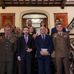 De izq. a dcha., en primera fila: El Suboficial Mayor de la Academia, Enrique Almaraz, el rector de la Universidad Europea Miguel de Cervantes, David García López, el subdelegado del Gobierno en Valladolid, Jacinto Canales de Caso, y el Coronel Director de la Academia de Caballería de Valladolid, Francisco Javier López Villar, junto a ponentes y participantes en la mesa redonda.