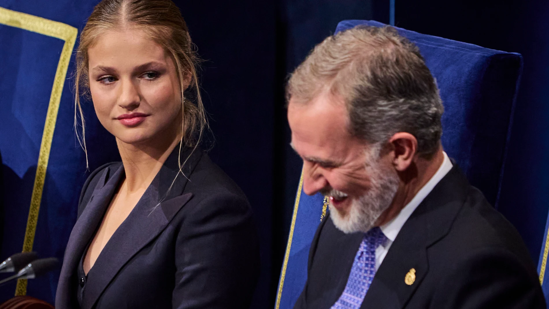 Sus Majestades los Reyes Felipe VI Y doña Letizia, acompañados de Sus Altezas Reales la Princesa de Asturias, Leonor y la Infanta Doña Sofía, presiden el acto de entrega de los premios de la Fundación Princesa de Asturias 2024, que se celebra en el Teatro Campoamor de Oviedo. que distinguen en esta edición a Joan Manuel Serrat, Premio Princesa de Asturias de las Artes; Marjane Satrapi, Premio Princesa de Asturias de Comunicación y Humanidades; Carolina Marín, Premio Princesa de Asturias de l...