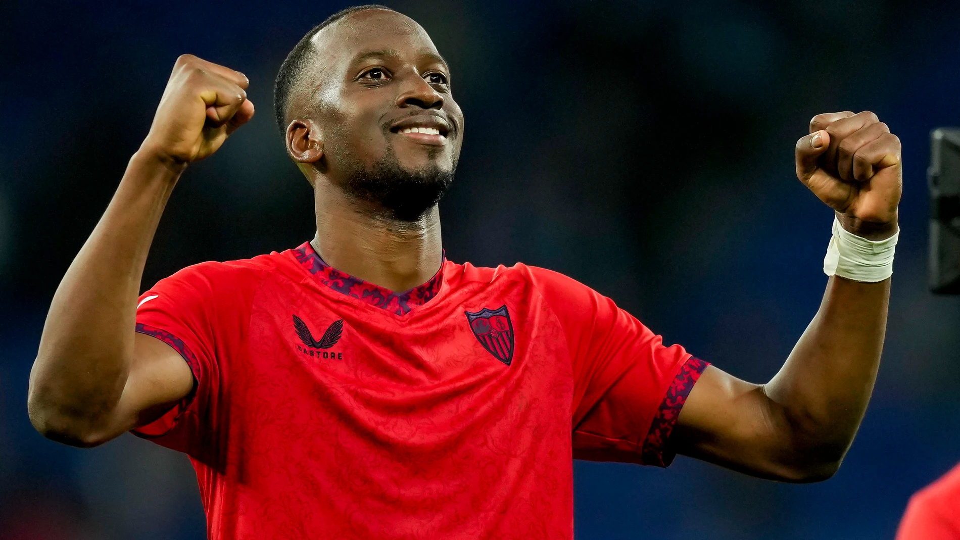 BARCELONA, 25/10/2024.- El centrocampista belga del Sevilla Dodi Lukebakio celebra la victoria tras el partido de LaLiga de fútbol entre el RCD Espanyol y el Sevilla FC, este viernes en el RCDE Stadium. EFE/ Enric Fontcuberta