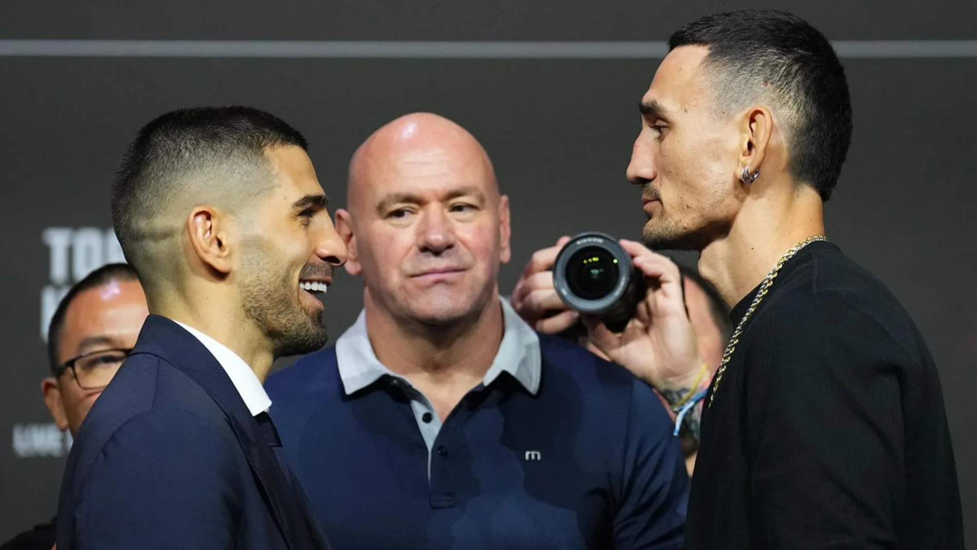 Ilia Topuria listo para el combate: cumple con el peso y se prepara para UFC 308 contra Max Holloway.