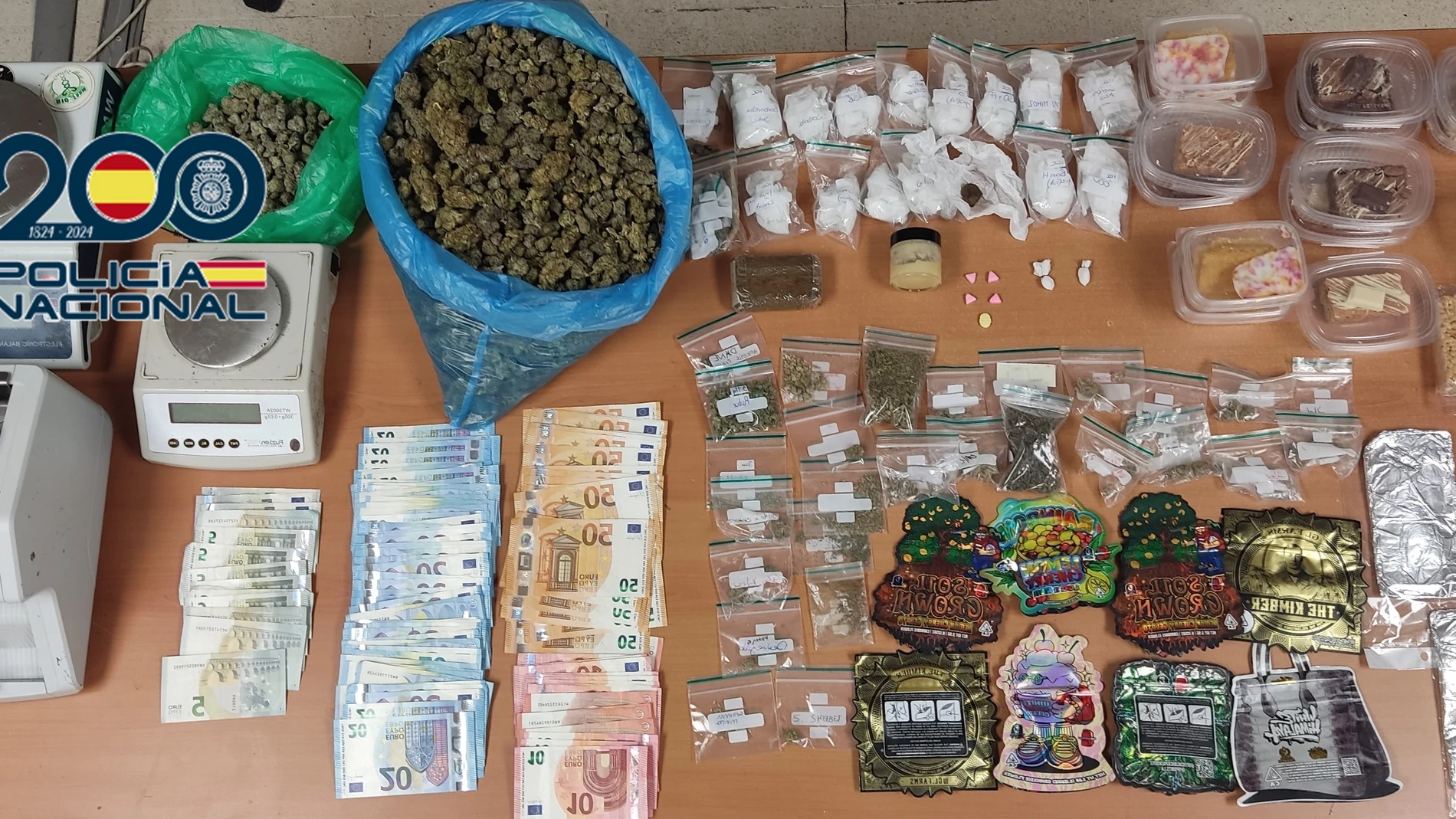 Efectos intervenidos por la Policía Nacional en varios clubes en el sur de Tenerife REMITIDA / HANDOUT por POLICÍA NACIONAL Fotografía remitida a medios de comunicación exclusivamente para ilustrar la noticia a la que hace referencia la imagen, y citando la procedencia de la imagen en la firma 25/10/2024
