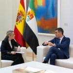 Sánchez durante su reunión con María Guardiola @Gonzalo Pérez Mata 
