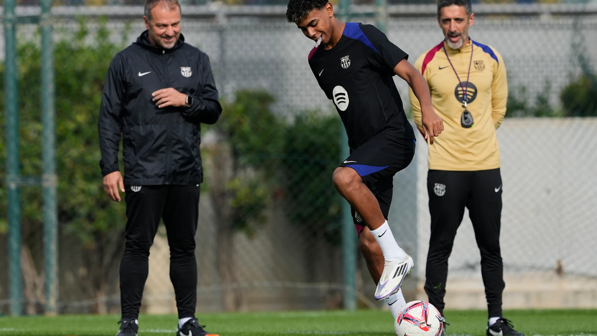 FOTODELDÍA GRAFCAT9823 Sant Joan Despí (BARCELONA) 25/10/2024.- El entrenador del FC Barcelona, el alemán Hansi Flick (i), observa al jugador Lamine Yamal (c), durante el entrenamiento realizado este mediodía en la ciudad deportiva Joan Gamper de Sant Joan Despí (Barcelona), de cara al partido de la Liga que jugarán mañana frente al Real Madrid EFE/Alejandro García.