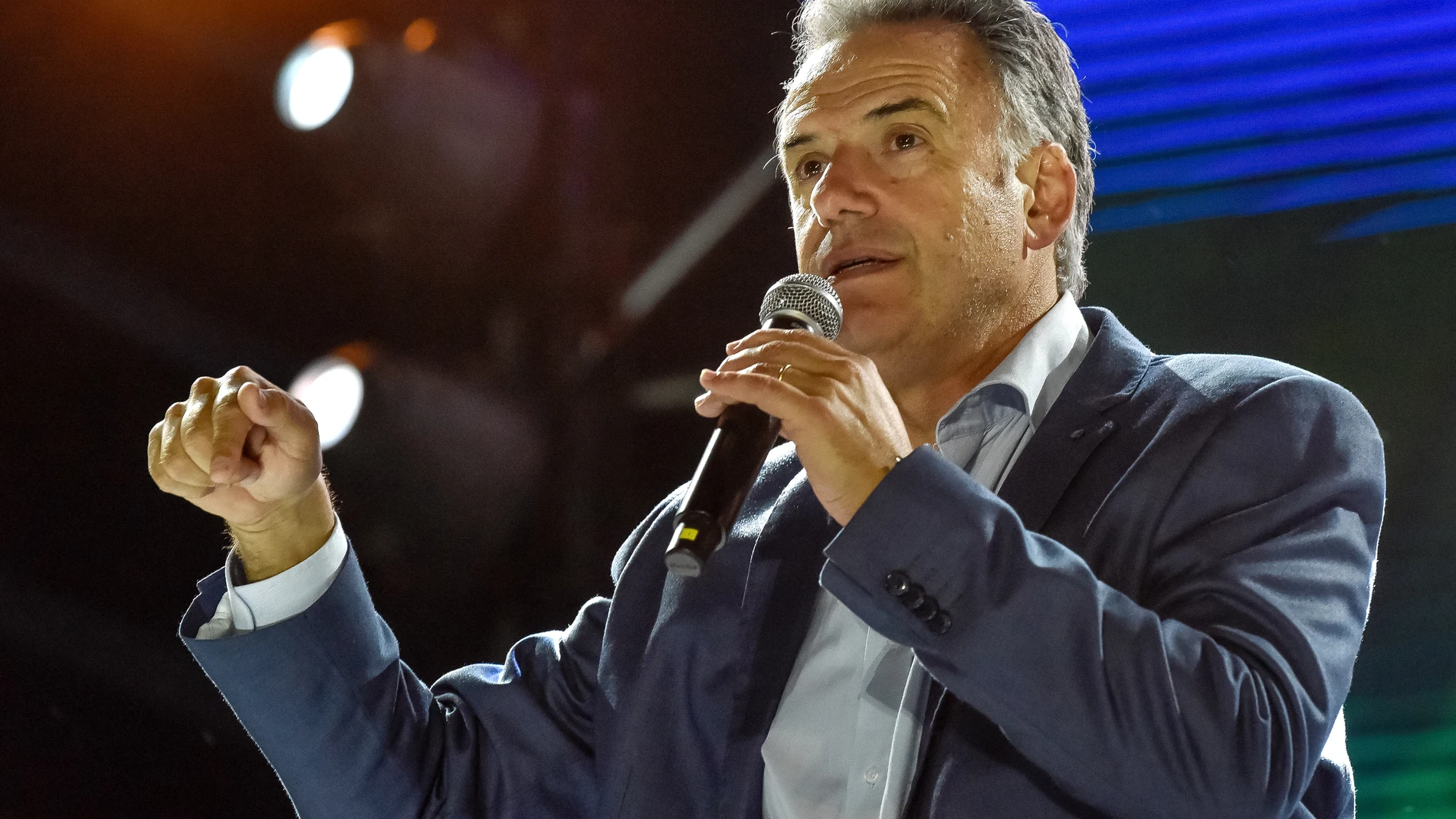 AME9956. MONTEVIDEO (URUGUAY), 22/10/2024.- El candidato a la presidencia por el Frente Amplio, Yamandú Orsi, participa de un acto de cierre de campaña, en el Parque Batlle este martes, en la ciudad de Montevideo (Uruguay). Un don de gentes abonado por sus décadas como profesor de historia y por una popular gestión en la región 'bisagra' entre la ciudad y el campo de Uruguay fue la semilla de la que el exmandatario José Mujica vislumbró que podría brotar un presidente llamado Yamandú. EFE/ Fe...