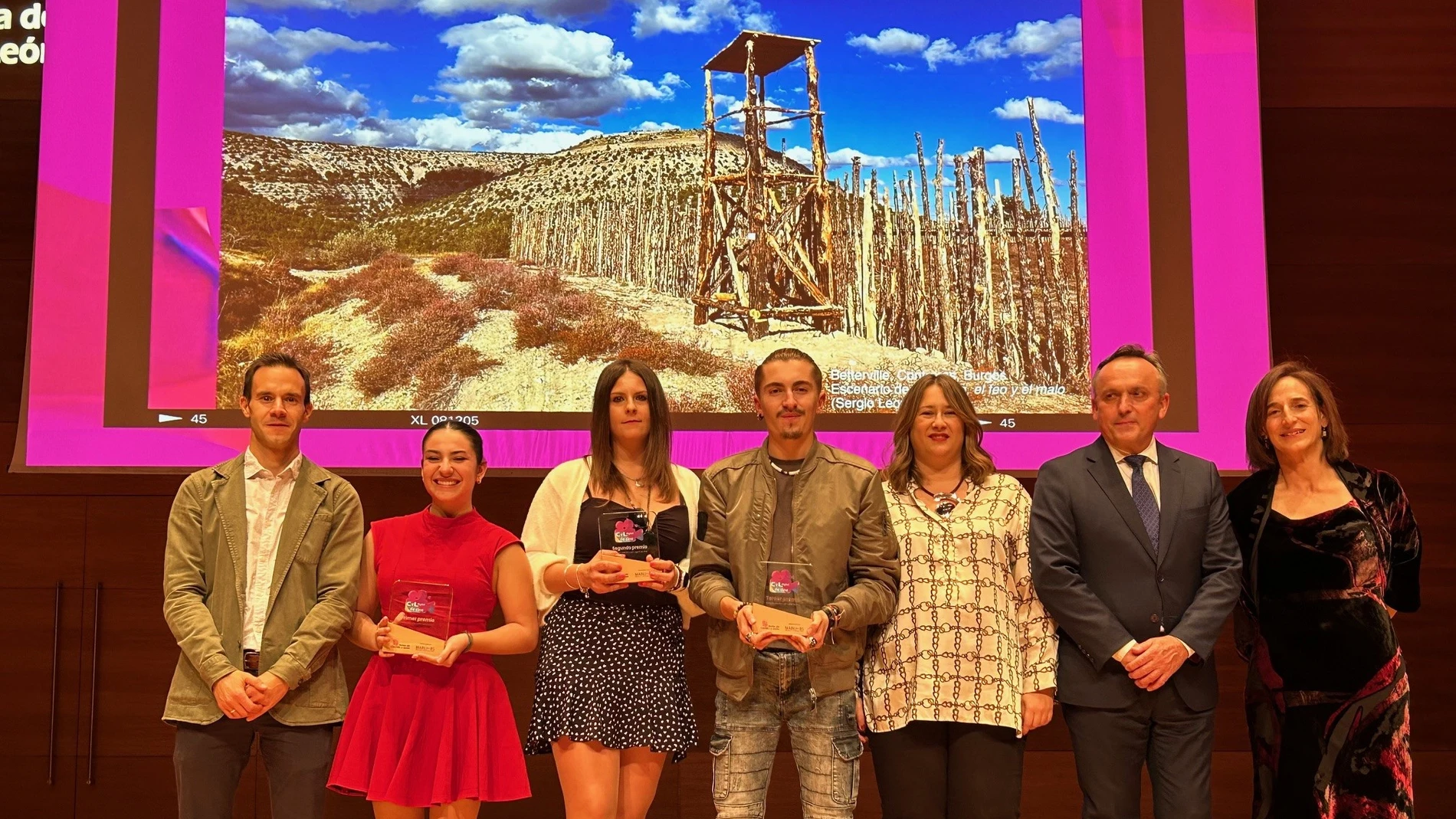 Foto de familia del viceconsejero de Transformación Digital, Luis Enrique Ortega, con los premiados