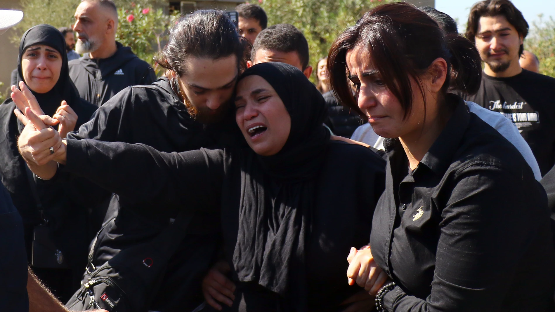 Beirut (Lebanon), 25/10/2024.- Relatives of three journalists killed in an Israeli raid in southern Lebanon react as they arrive at a hospital in Beirut, Lebanon, 25 October 2024. According to the Lebanese Health Ministry, at least three media members were killed and three others were injured on 25 October in an Israeli raid in Hasbaya, southern Lebanon. Broadcaster Al Mayadeen reported the death of their cameraman and broadcast engineer, while Al-Manar TV said that their cameraman was killed...