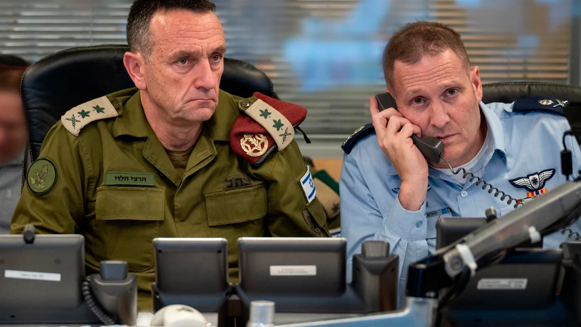 AME1192. TEL AVIV (ISRAEL), 25/10/2024.- Fotografía cedida por el Ejército israelí del jefe del Estado Mayor, Herzi Halevi (i), supervisando junto al comandante de la Fuerza Aérea, Tomer Bar, el ataque a Irán este viernes, en la base militar de Kyria en Tel Aviv (Israel). Las Fuerzas de Defensa de Israel (FDI) anunciaron que iniciaron en la madrugada de este sábado ataques contra objetivos militares iraníes. Por medio de un comunicado, las FDI indicaron que la ofensiva se lleva a cabo en resp...