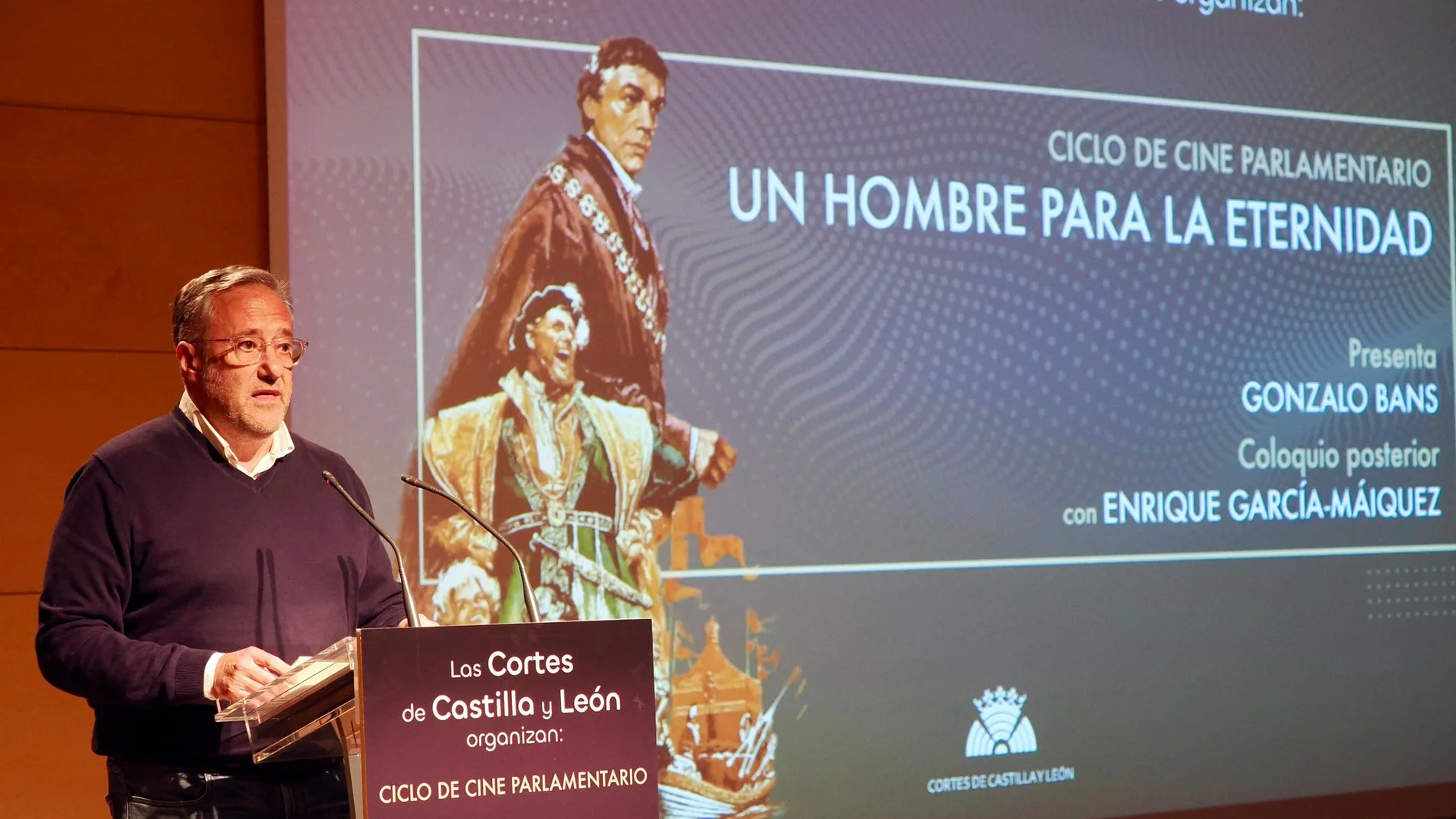 El presidente de las Cortes, Carlos Pollán, inaugura el ciclo de cine parlamentario