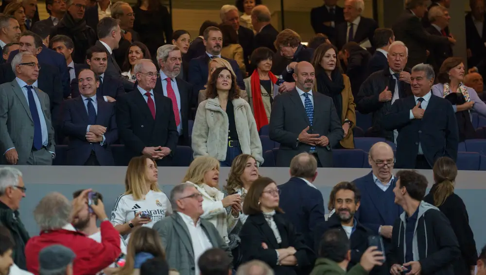 Ayuso en el Real Madrid vs Barcelona en el Bernabeu. David Jar