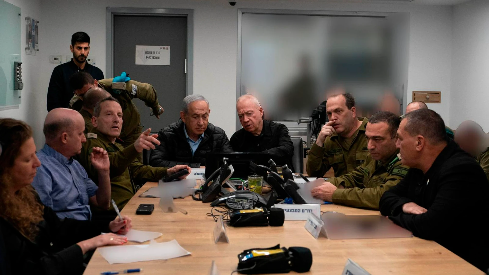 FOTODELDÍA AME1192. TEL AVIV (ISRAEL), 26/10/2024.- Fotografía cedida por la Ministerio de Defensa de Israel del primer ministro Benjamín Netanyahu (c) siguiendo el ataque a Irán junto al ministro de Defensa, Yoav Gallant, este sábado, en la base militar de Kyria en Tel Aviv (Israel). Las Fuerzas de Defensa de Israel (FDI) anunciaron que iniciaron en la madrugada de este sábado ataques contra objetivos militares iraníes. Por medio de un comunicado, las FDI indicaron que la ofensiva se lleva...