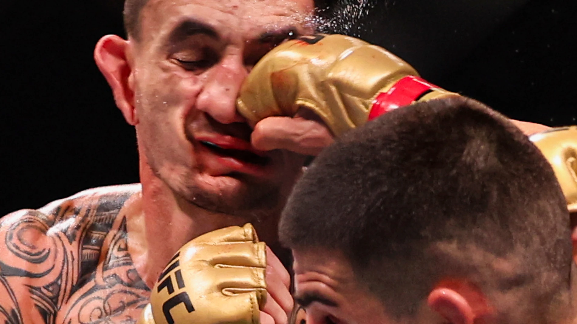 Abu Dhabi (United Arab Emirates), 26/10/2024.- Ilia Topuria (Red) and Max Holloway (Blue) in action during their Featherweight bout at UFC 308 in Abu Dhabi, United Arab Emirates, 26 October 2024. (Emiratos Árabes Unidos) EFE/EPA/ALI HAIDER