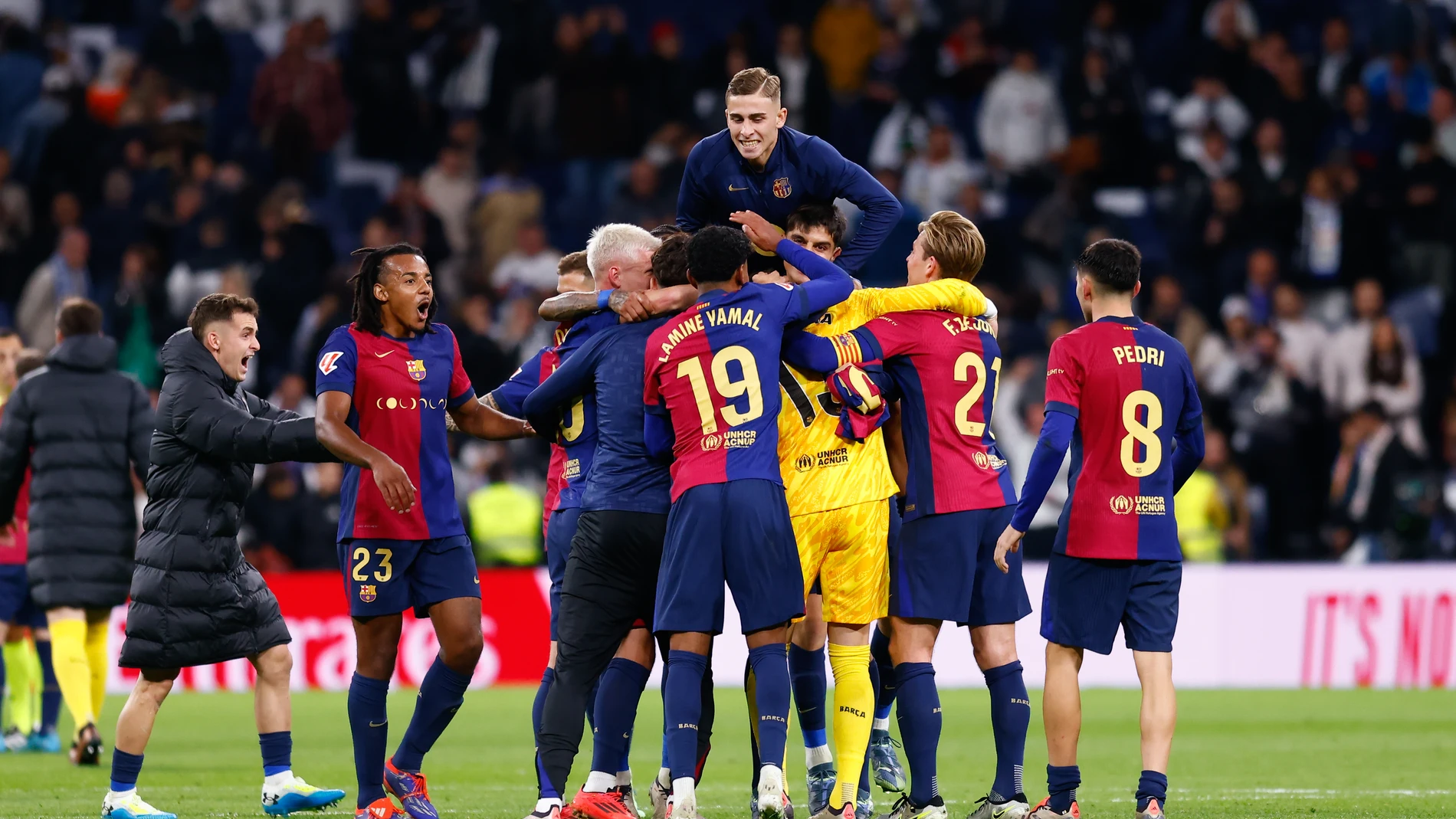 Players of FC Barcelon celebrate the victory during the Spanish League, LaLiga EA Sports, football match played between Real Madrid and FC Barcelona at Santiago Bernabeu stadium on October 26, 2024, in Madrid, Spain. AFP7 26/10/2024 ONLY FOR USE IN SPAIN