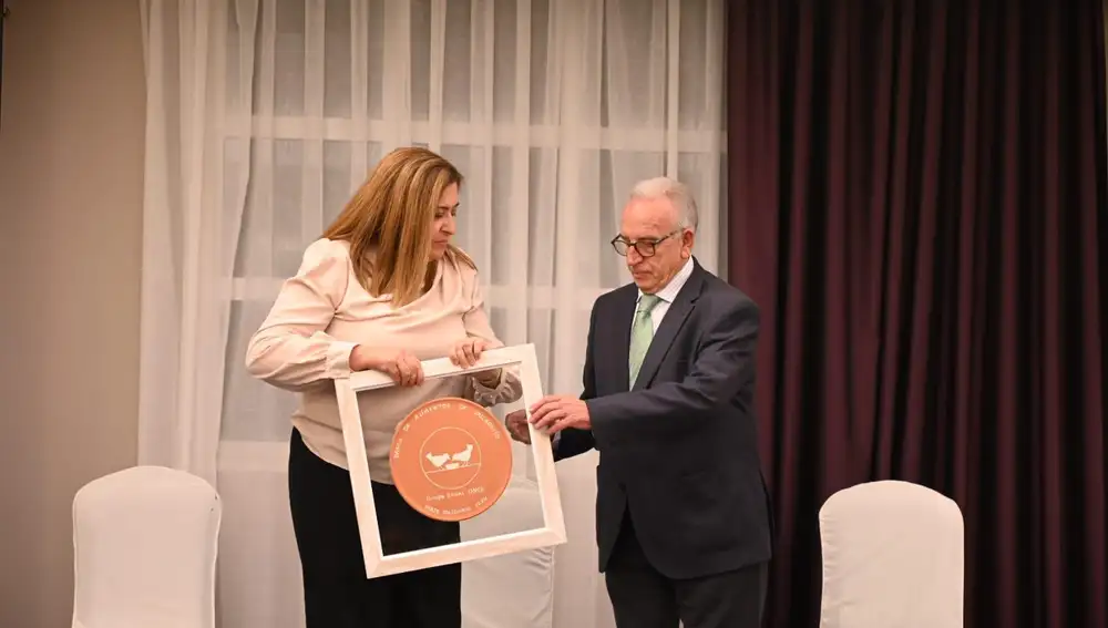 Gregorio Pérez entrega el premio a Araceli de las Heras, del Grupo ONCE