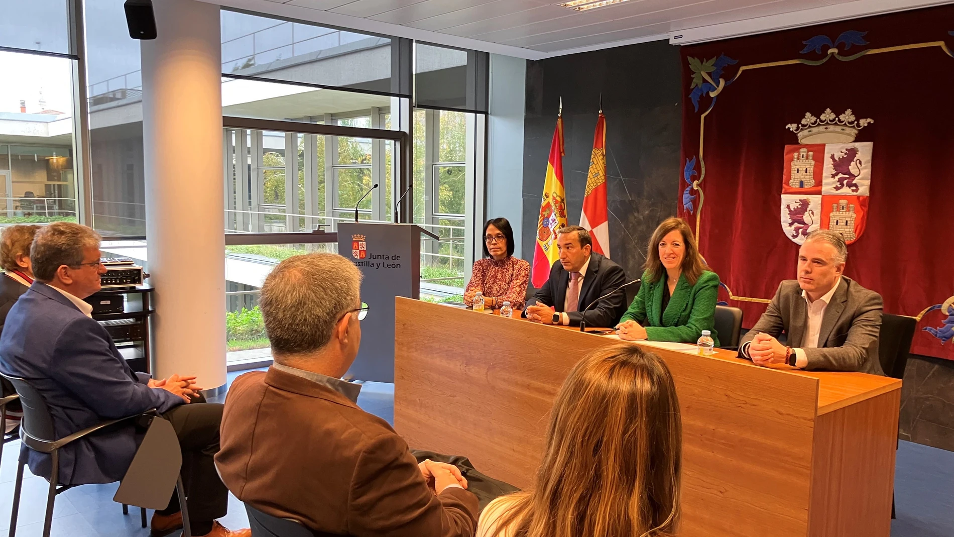 Reunión de la directora general de Transportes y Logística, Laura Paredes, con representantes de los 17 municipios que integran el transporte metropolitano de Salamanca