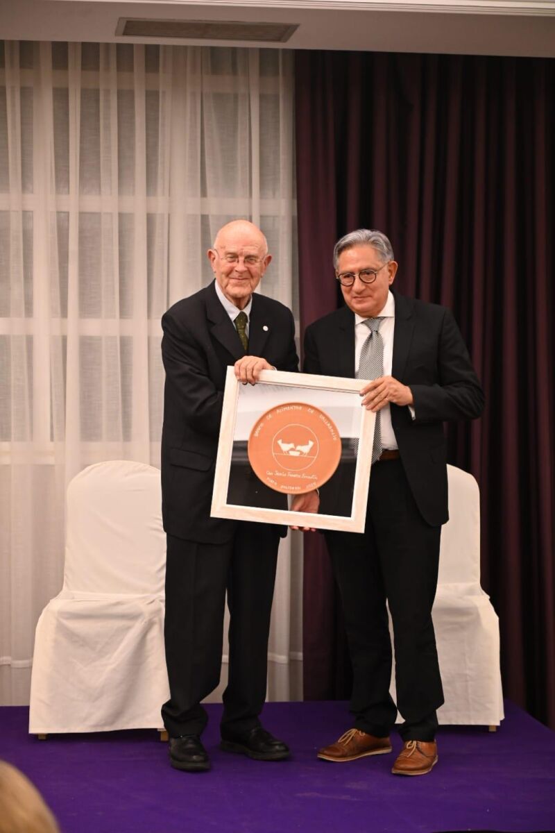 Jesús Mediavilla entrega el Plato Solidario a Jesús Fonseca Escartín