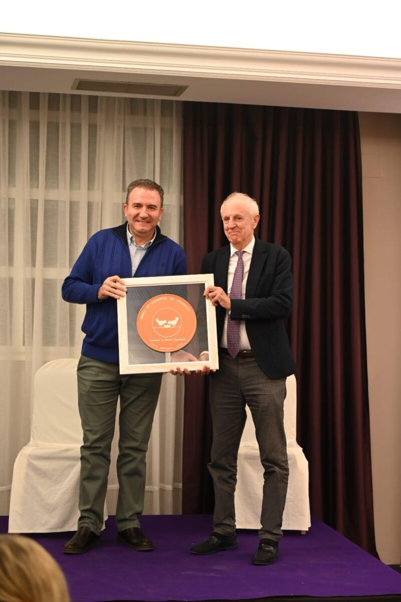 Tomás Pérez Pinto entrega el premio a Luis Callejas Rodríguez, director de La Merced Migraciones.