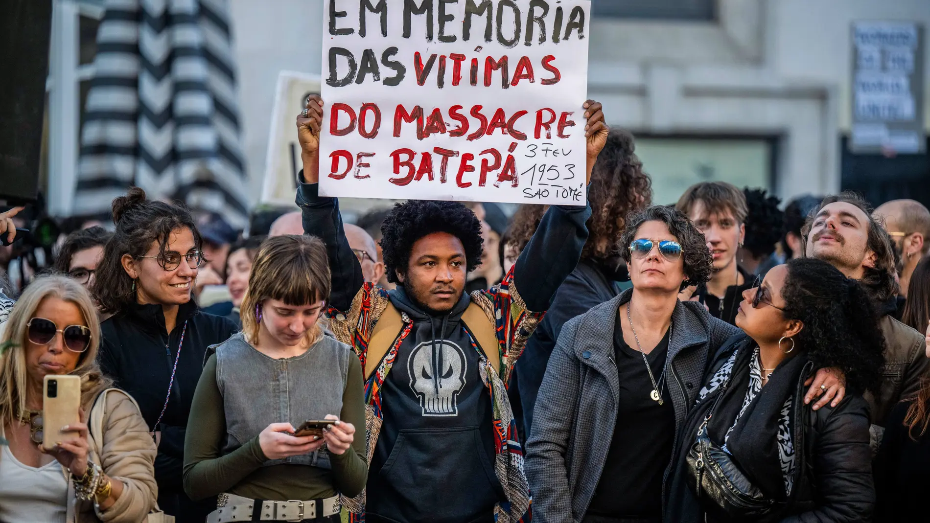 (Foto de ARCHIVO) February 3, 2024, Lisbon, Portugal: A protester holds a placard expressing his opinion during the demonstration. The rally was organized by several anti-racist groups and associations, including SOS Racism. According to the organizers, the event aims to ''celebrate diversity and plurality' Europa Press/Contacto/Jorge Castellanos 03/02/2024 ONLY FOR USE IN SPAIN