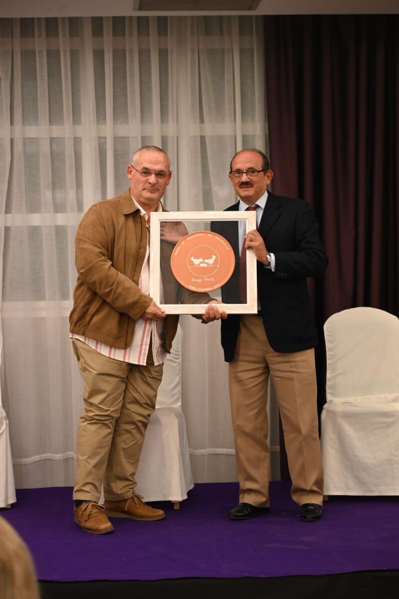 Francisco Javier Andrés del Pozo entrega el premio a José Pinilla, responsable de Calidad del Grupo y Director del Centro de Alcazarén