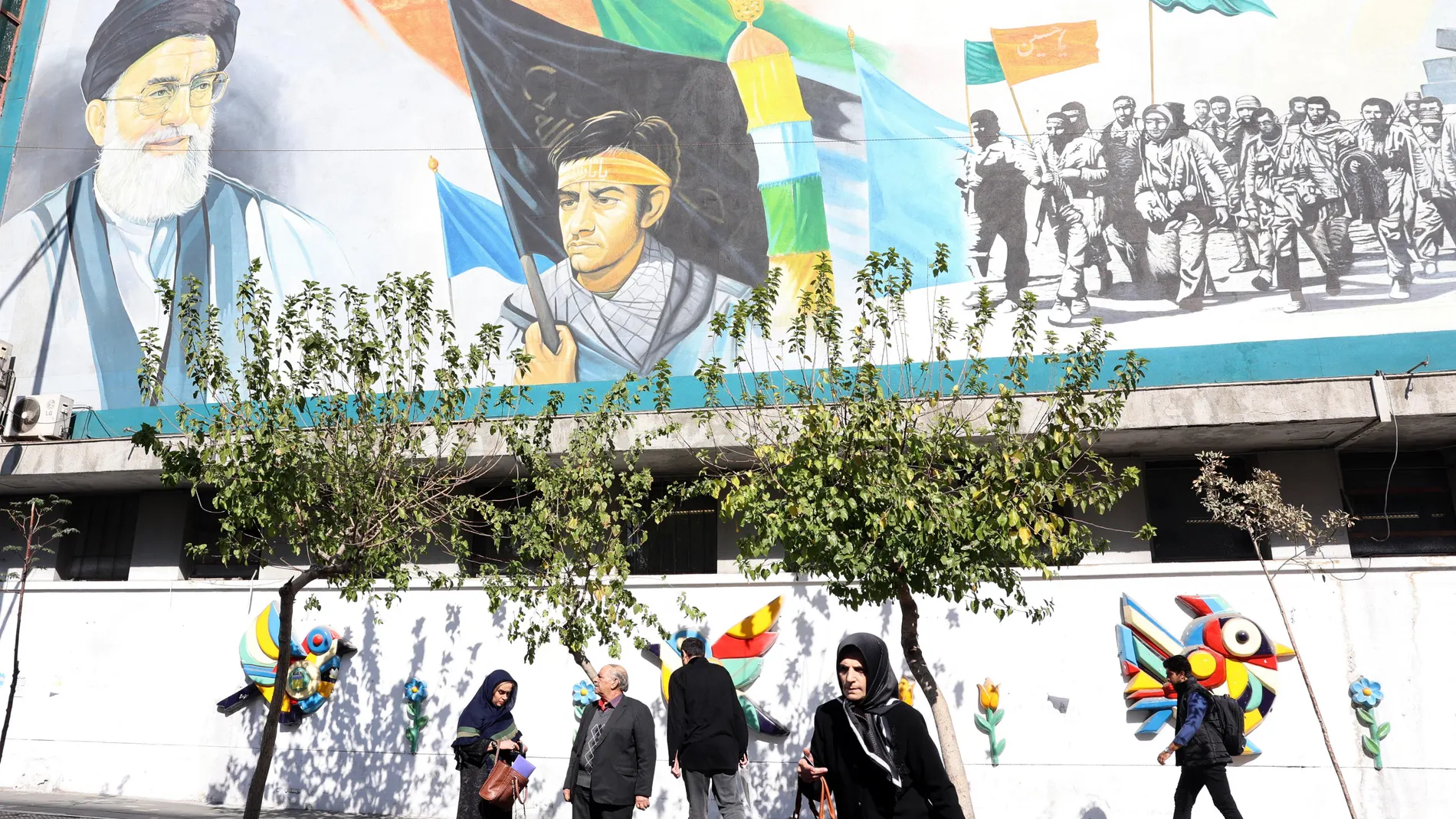 Tehran (Iran(islamic Republic Of)), 26/10/2024.- Iranians walks past a wall painting of Iranian Supreme Leader Ayatollah Ali Khamenei (Top-L) in Tehran, Iran, 26 October 2024. Israel Defense Forces (IDF) spokesman Daniel Hagari confirmed on 26 October that the Israeli Army, Tsahal, conducted precise strikes on military targets in Iran. According to the Iran Air Defense Force, the Israeli attack was successfully countered by the country's integrated air defense system. (Teherán) EFE/EPA/ABEDIN...