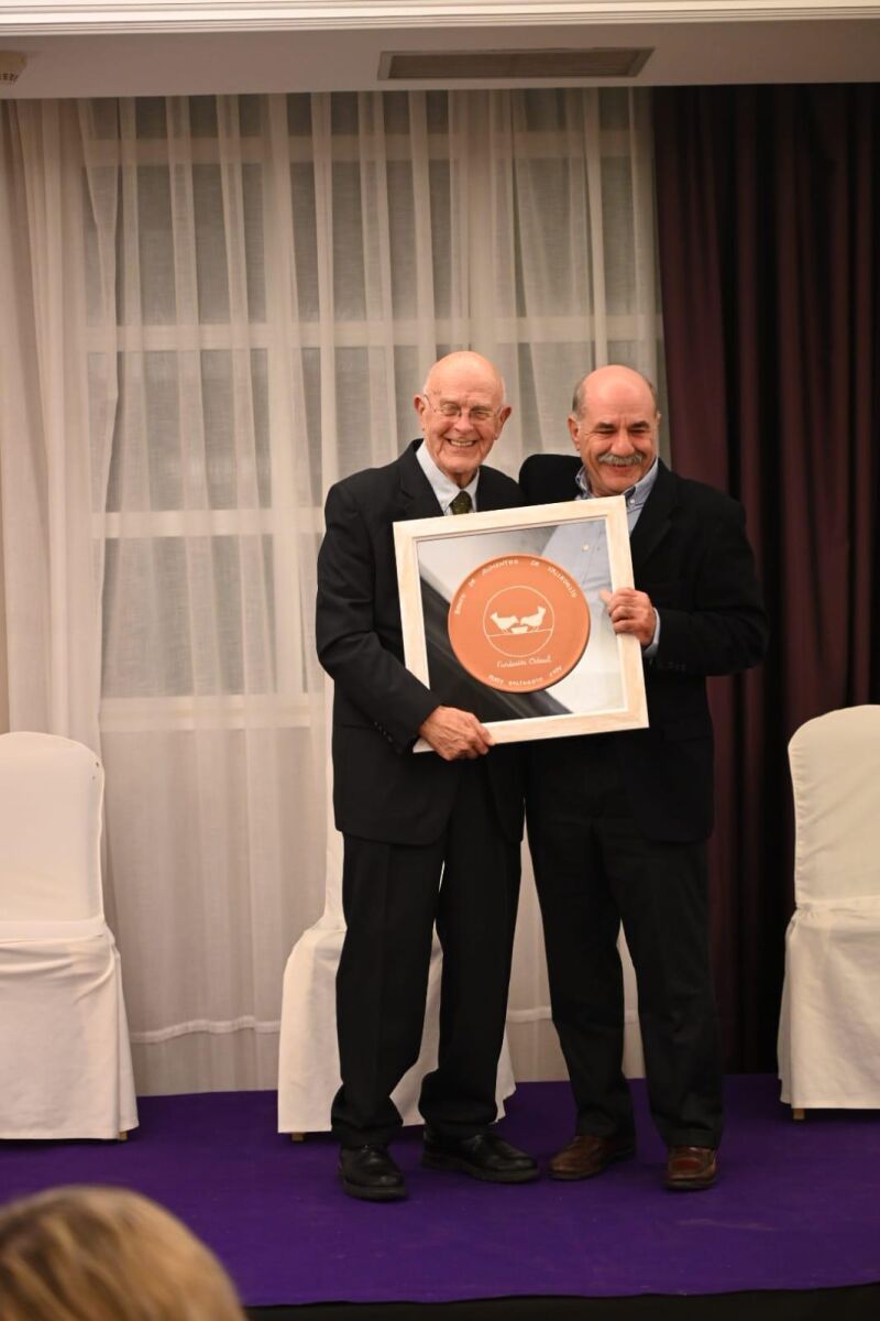 Jesús Mediavilla entrega el premio a José Oliveri, de Cidaut