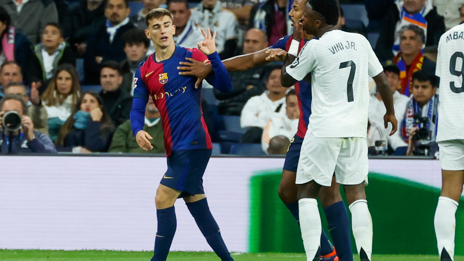 MADRID, 26/10/2024.- El delantero del Real Madrid Vinicius Jr. (d) se encara con Gavi (i), del FC Barcelona, durante el partido de la jornada 11 de LaLiga EA Sports entre el Real Madrid y el FC Barcelona, este sábado en el estadio Santiago Bernabéu, en Madrid. EFE/Juanjo Martín